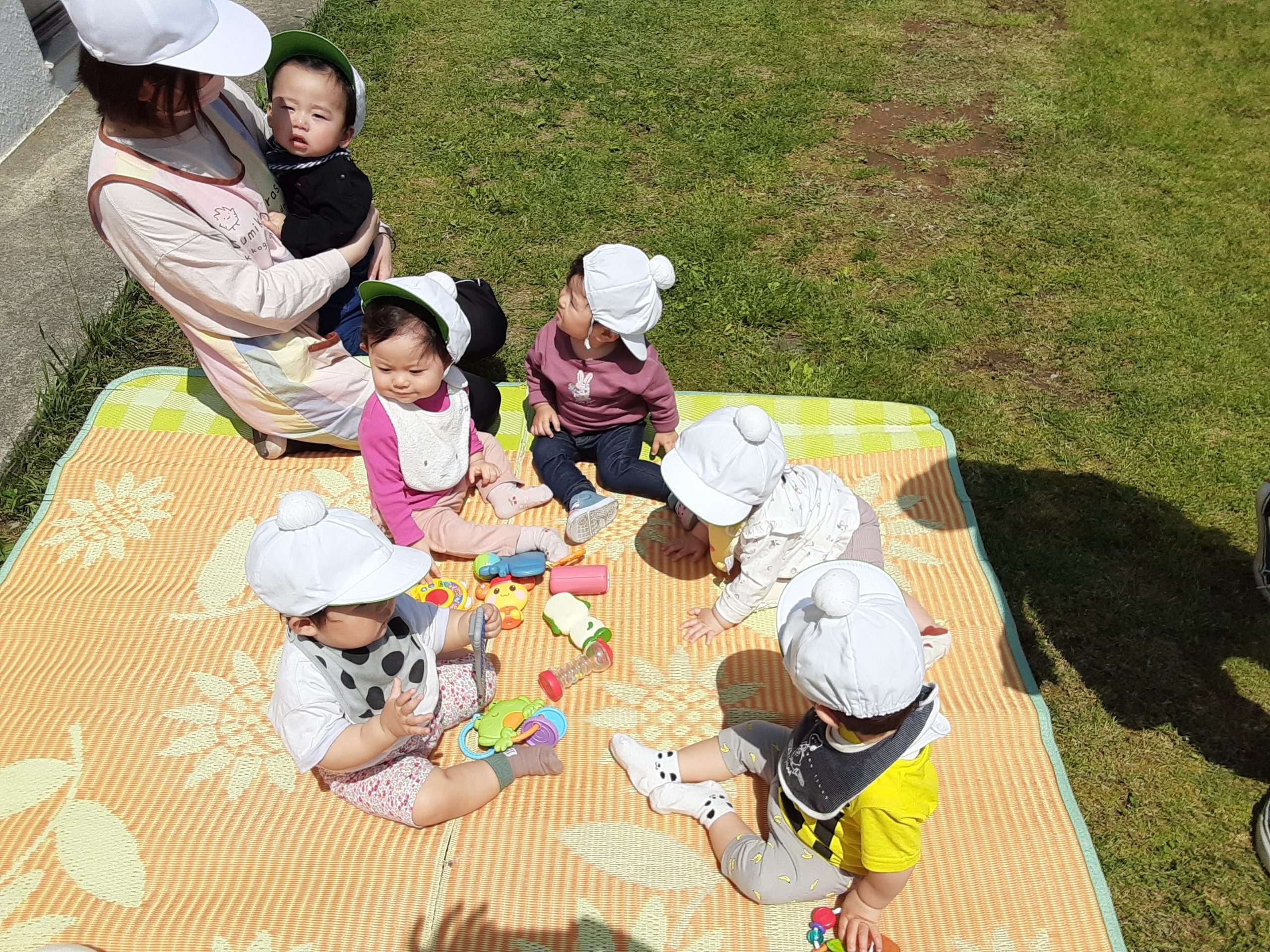 園庭で日向ぼっこ気持ちいいね！