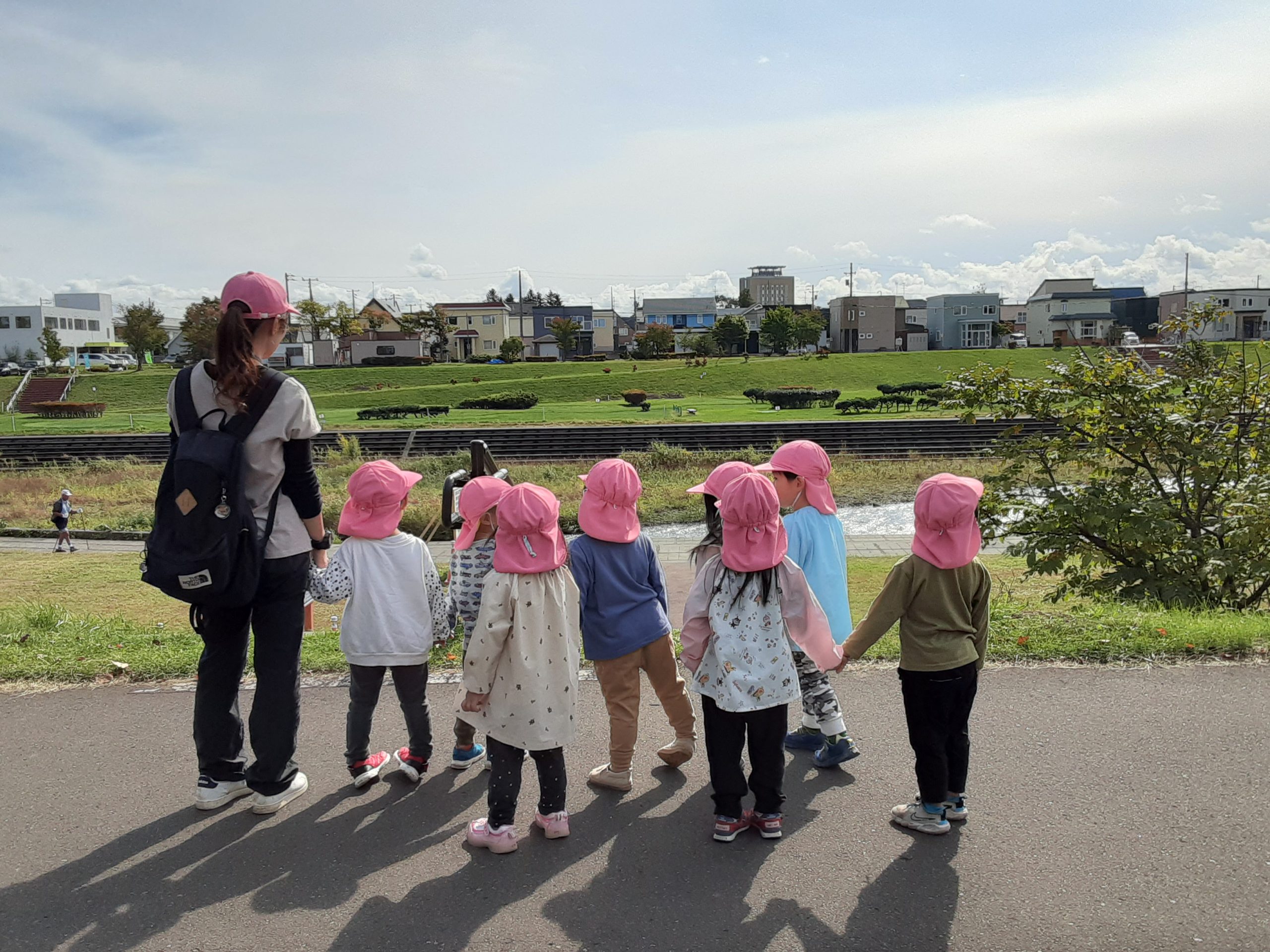 最年少桃りんご組～皆で何を眺めているのかな？並んでパチリ…可愛い